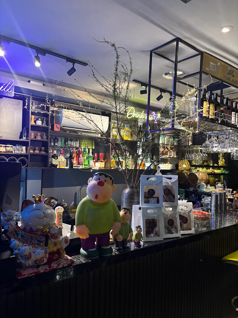 Bar counter with figurines, neon signs and Maklaud display